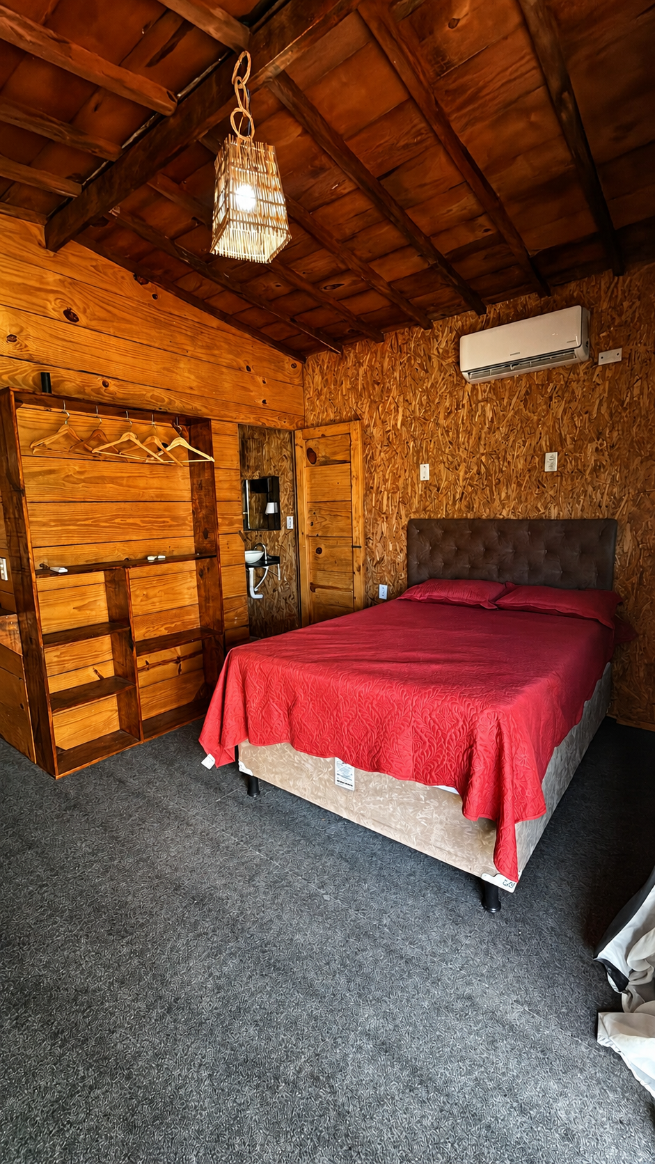 Interior do chalé com cama de casal